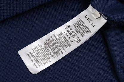 Camiseta polo con letras en el escote