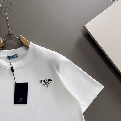 Camiseta minimalista con bordado de patchwork