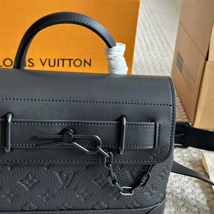 Sac messager avec épingle en relief