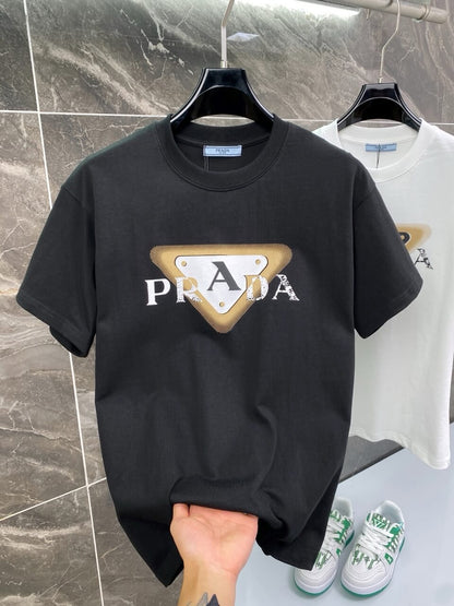 Camiseta con estampado de letras triangulares