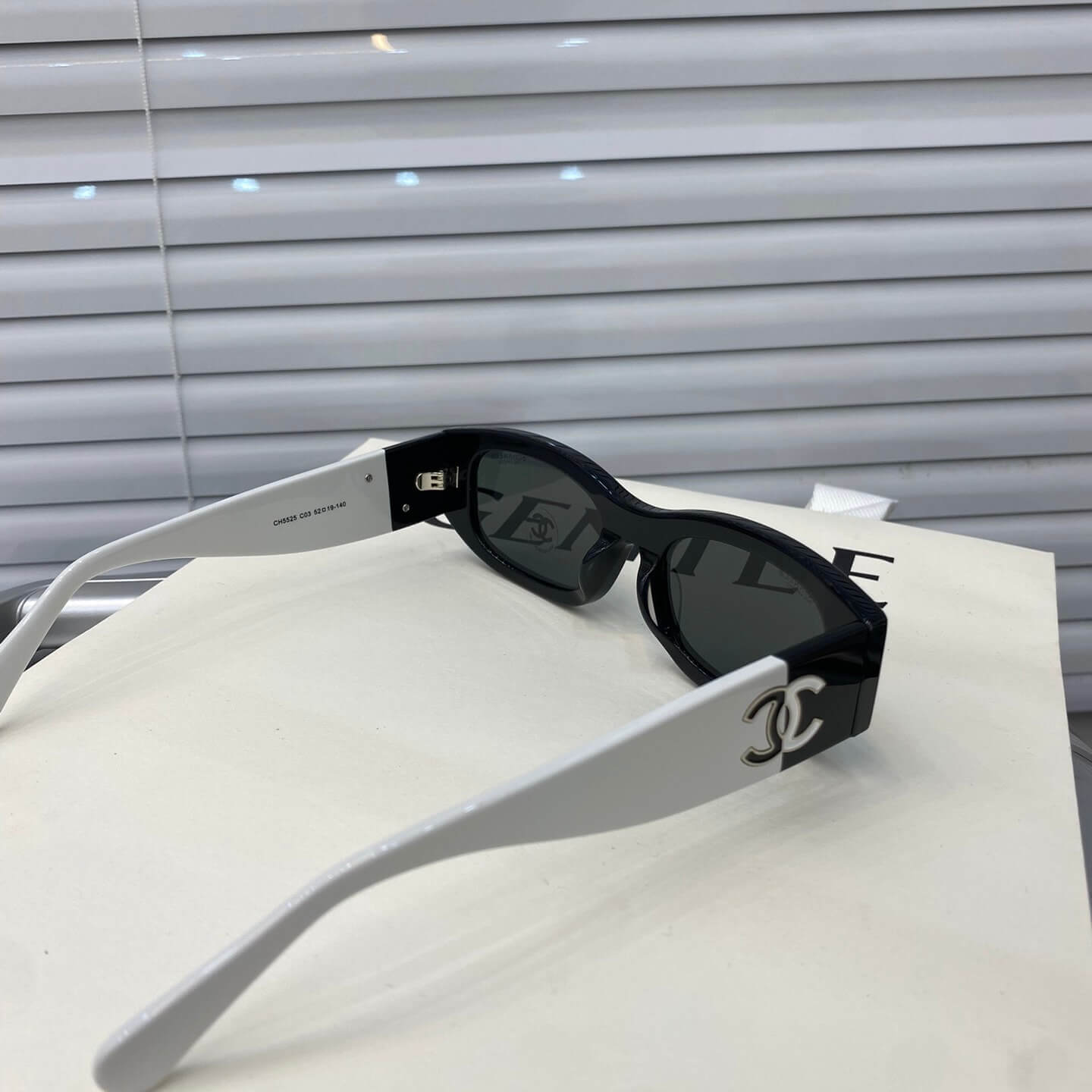 Lunettes de soleil rétro à petite monture assortie