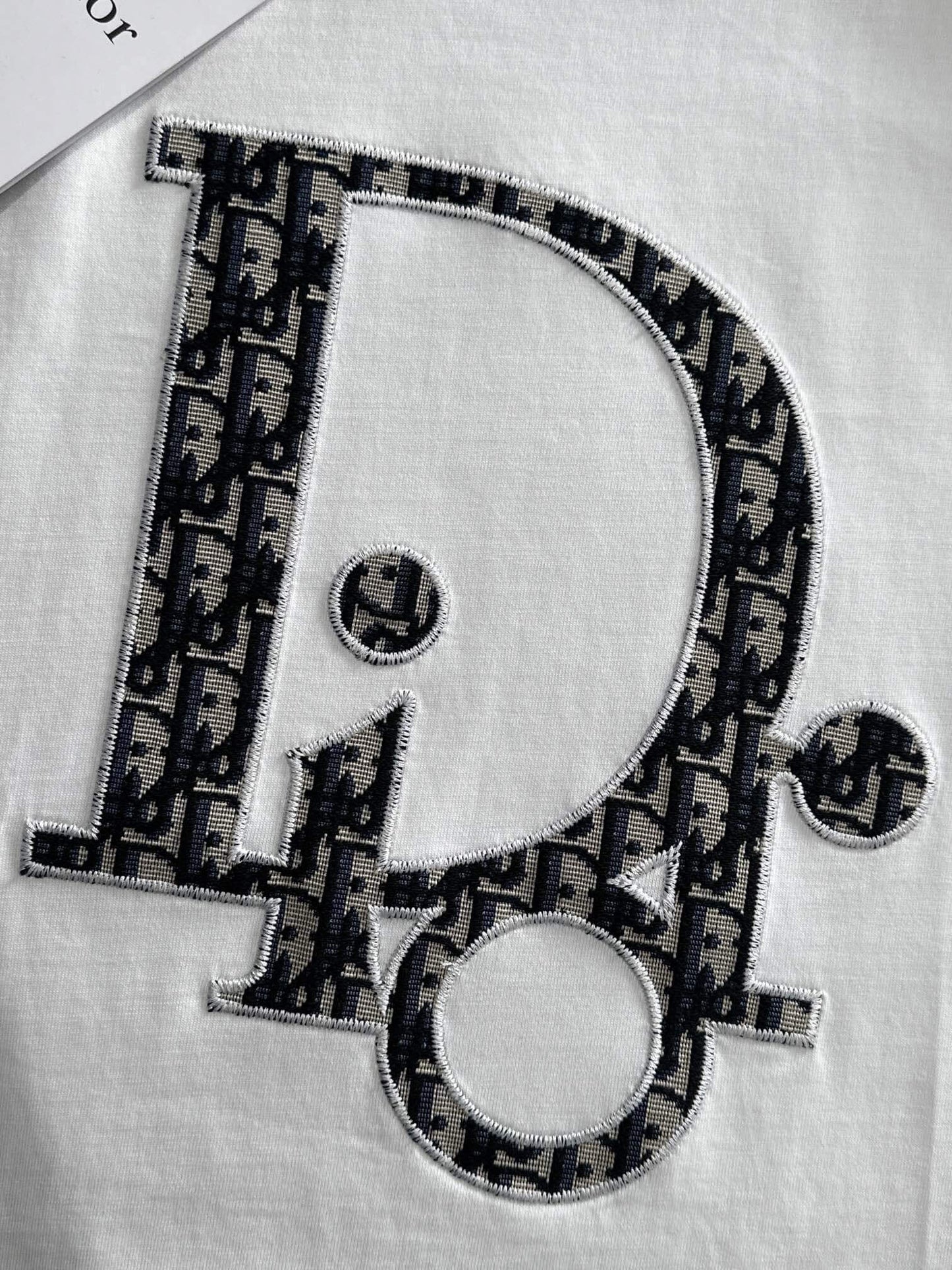 Camiseta bordada con patrón clásico