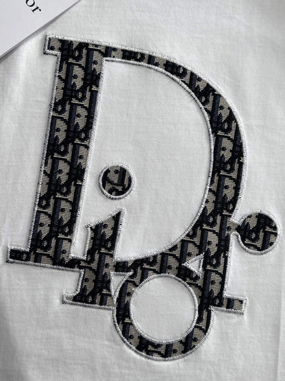 Camiseta bordada con patrón clásico