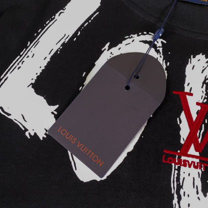 Camiseta con collar, letras y bordado en el pecho