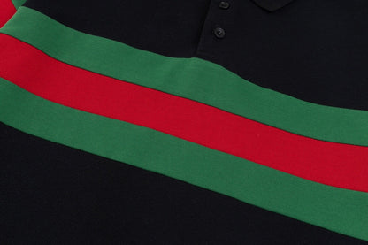 Camiseta polo de rayas rojas y verdes