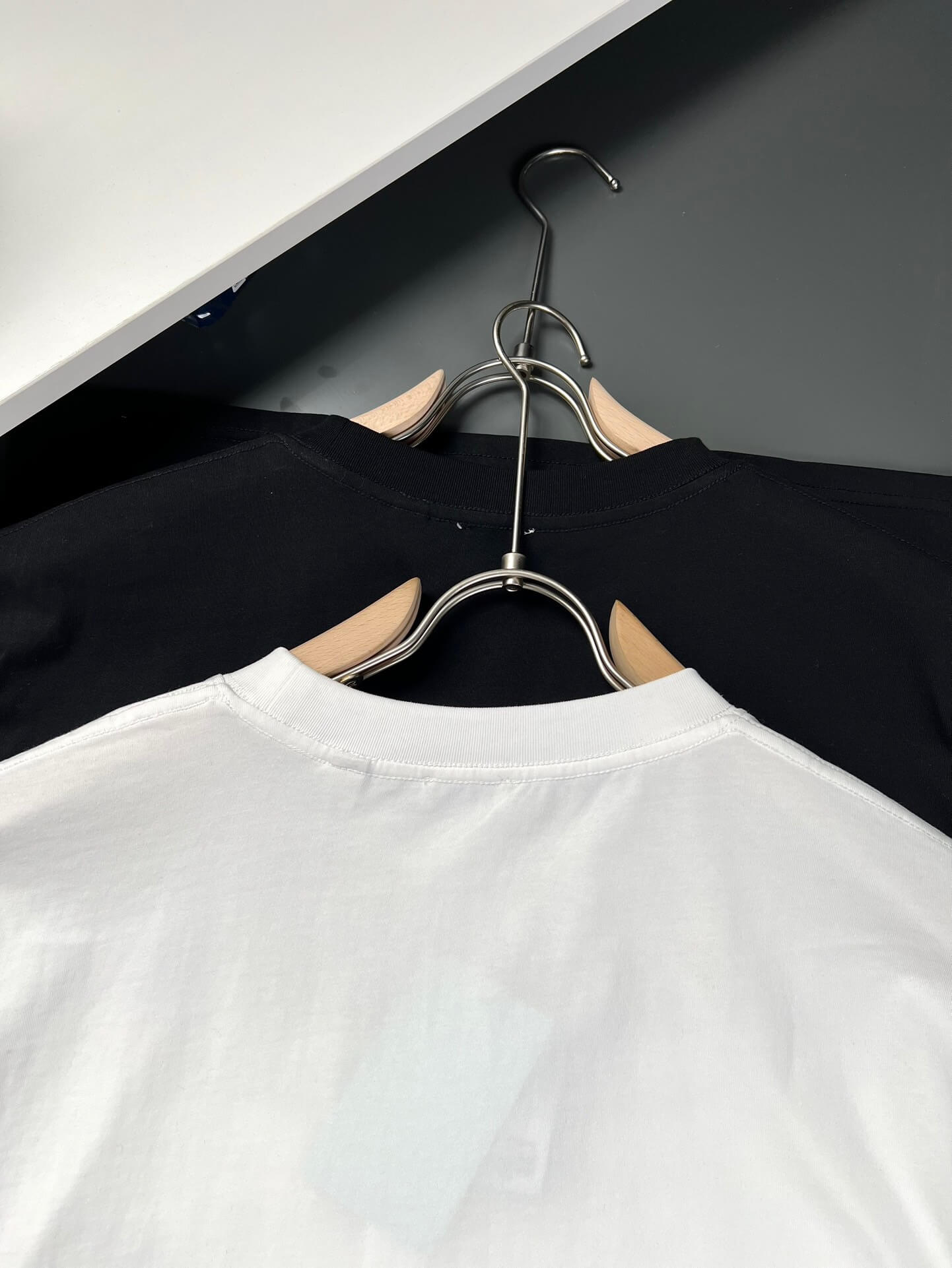 T-shirt classique brodé Cheval de guerre