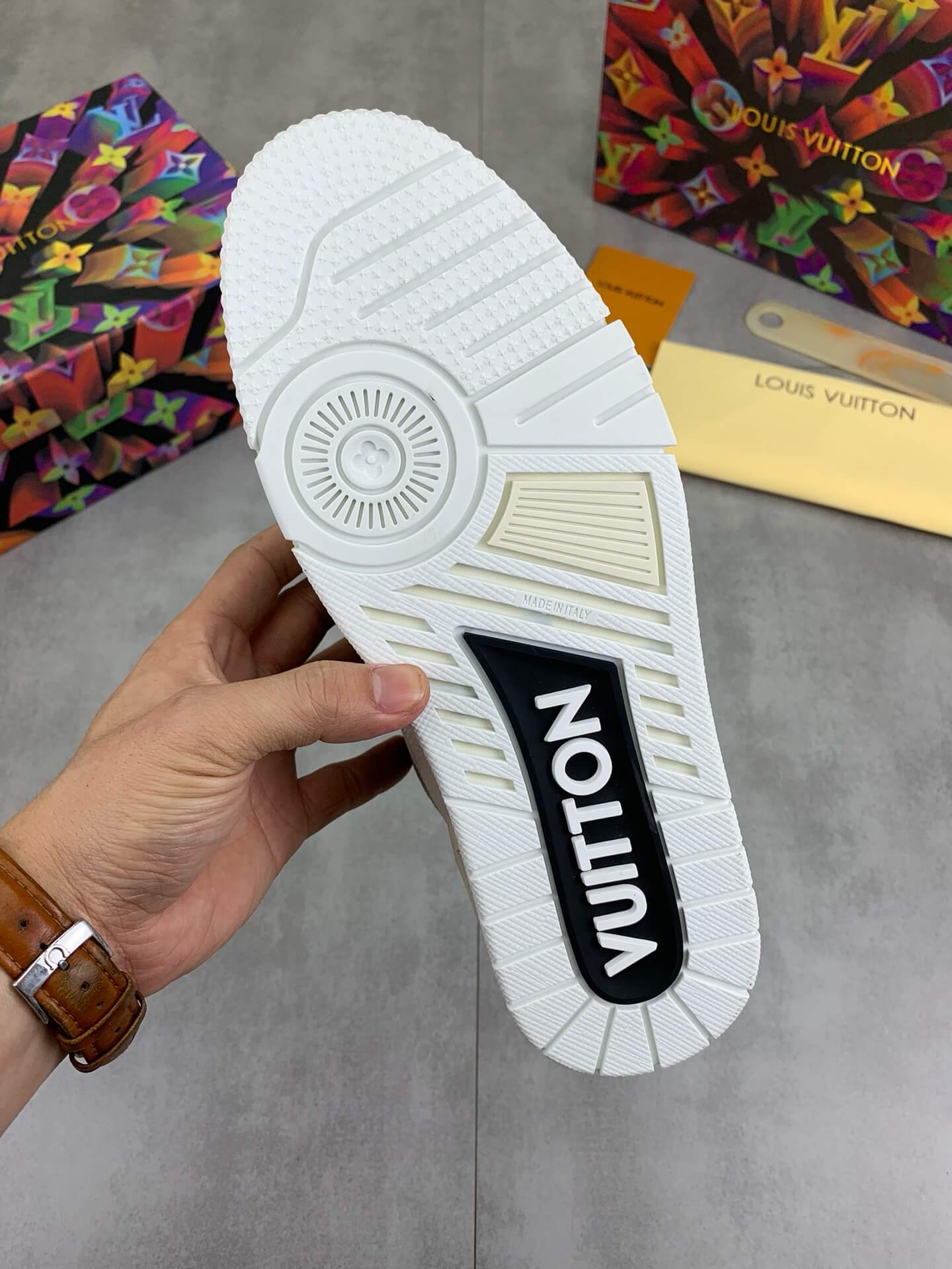 Zapatillas deportivas con tacón bordado