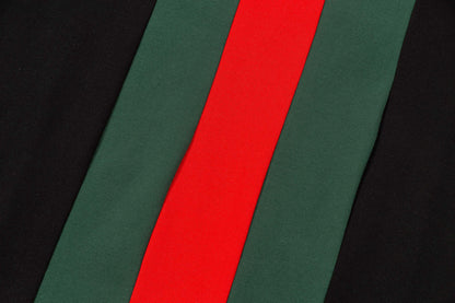 Polo de rayas rojas y verdes