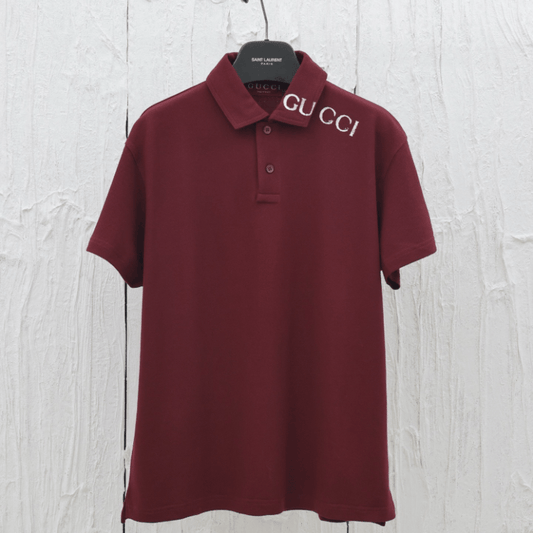 Polo elegante con estampado superpuesto