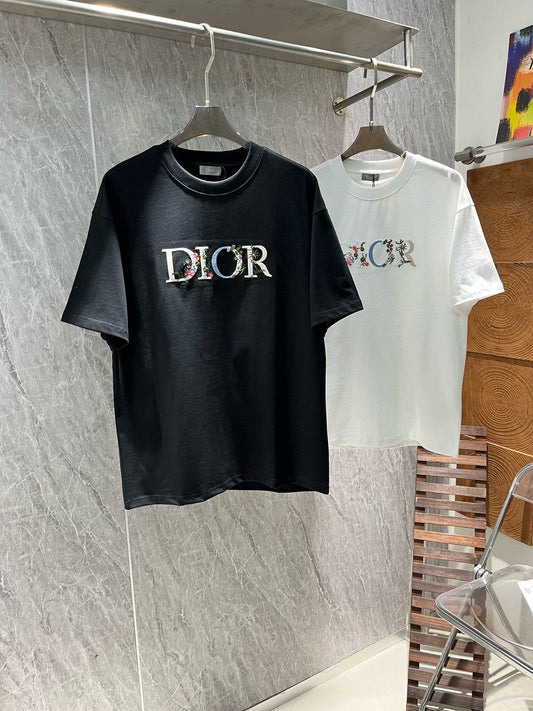 Camiseta con bordado floral