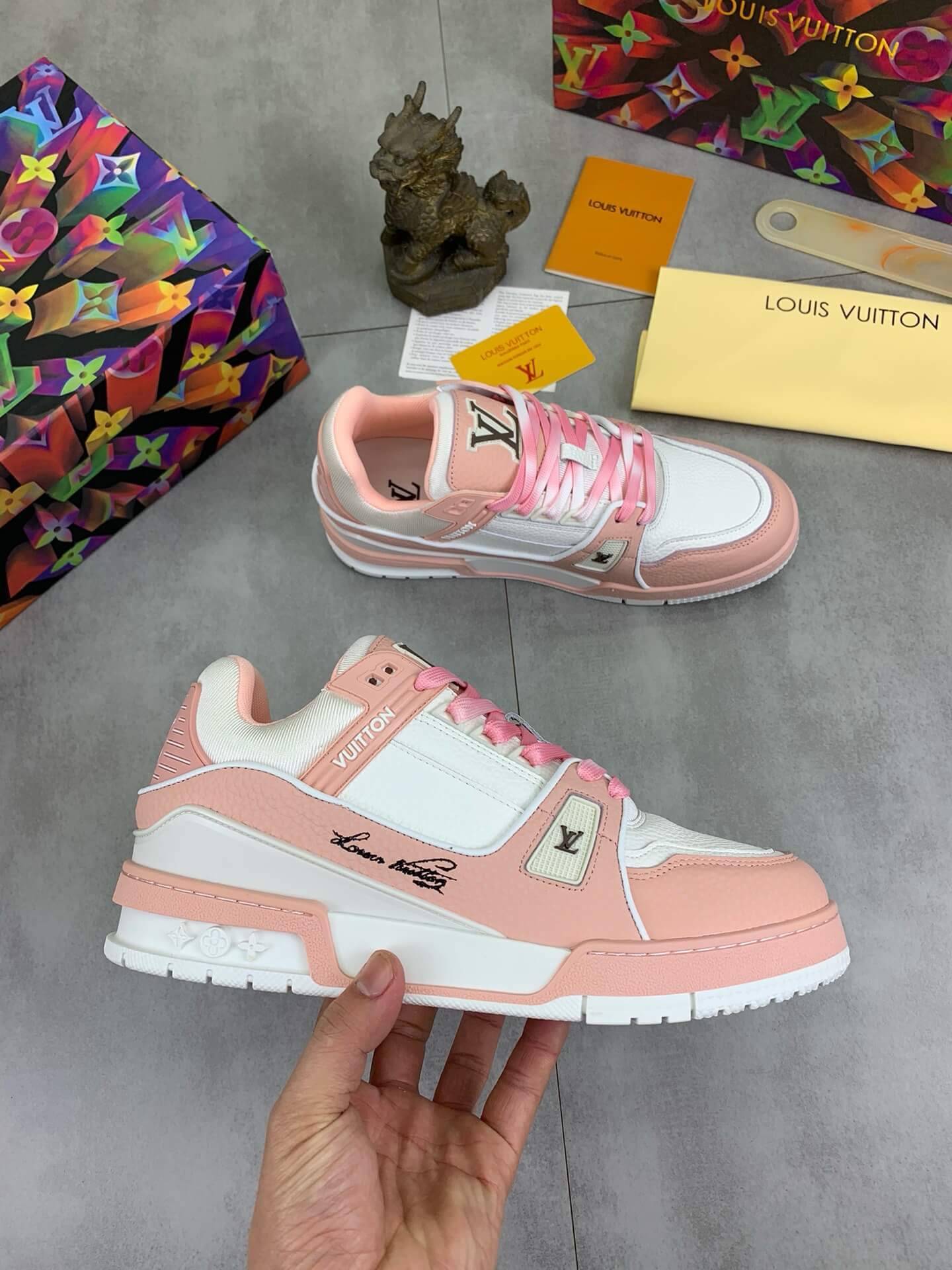 Zapatillas con cordones rosas