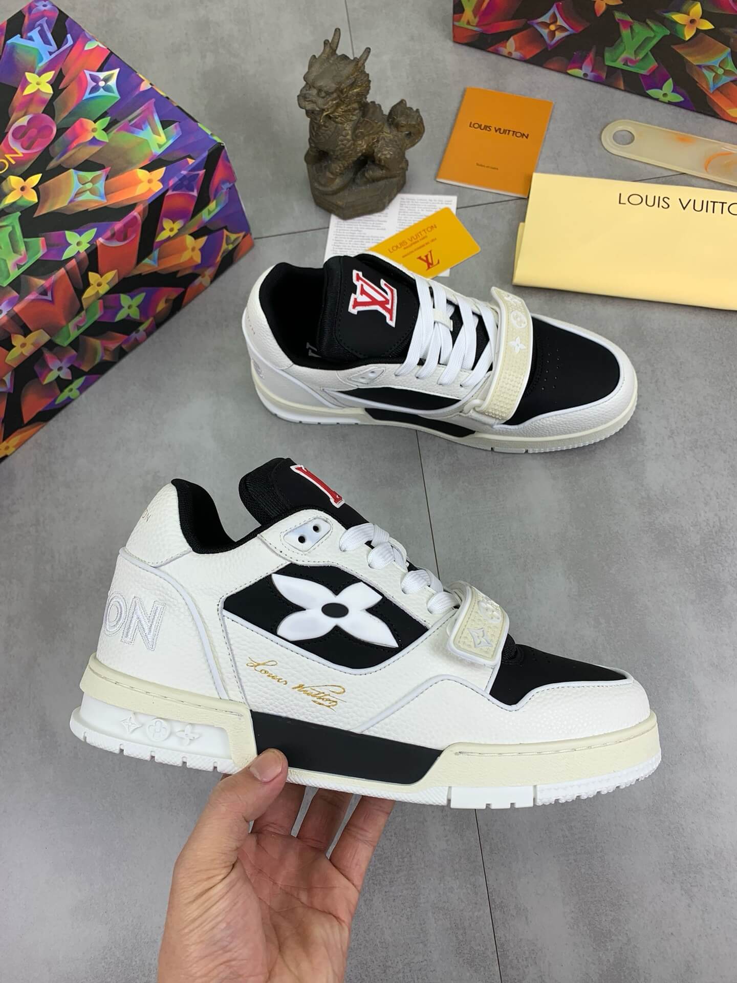 Zapatillas deportivas con tacón bordado