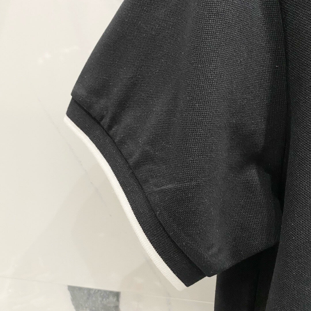 Camiseta polo con bordado cuadrado