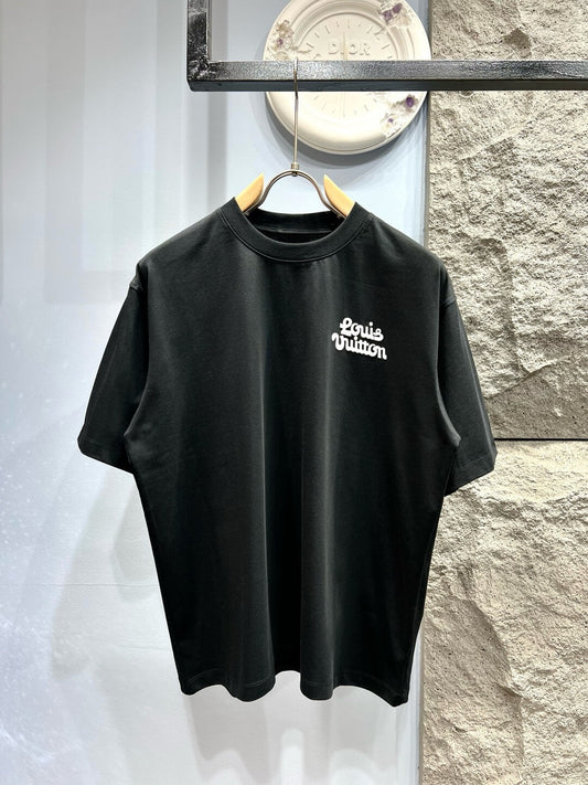 Camiseta con letras tridimensionales