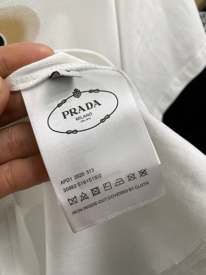 Camiseta con estampado de letras triangulares