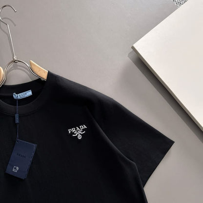 Camiseta minimalista con bordado de patchwork