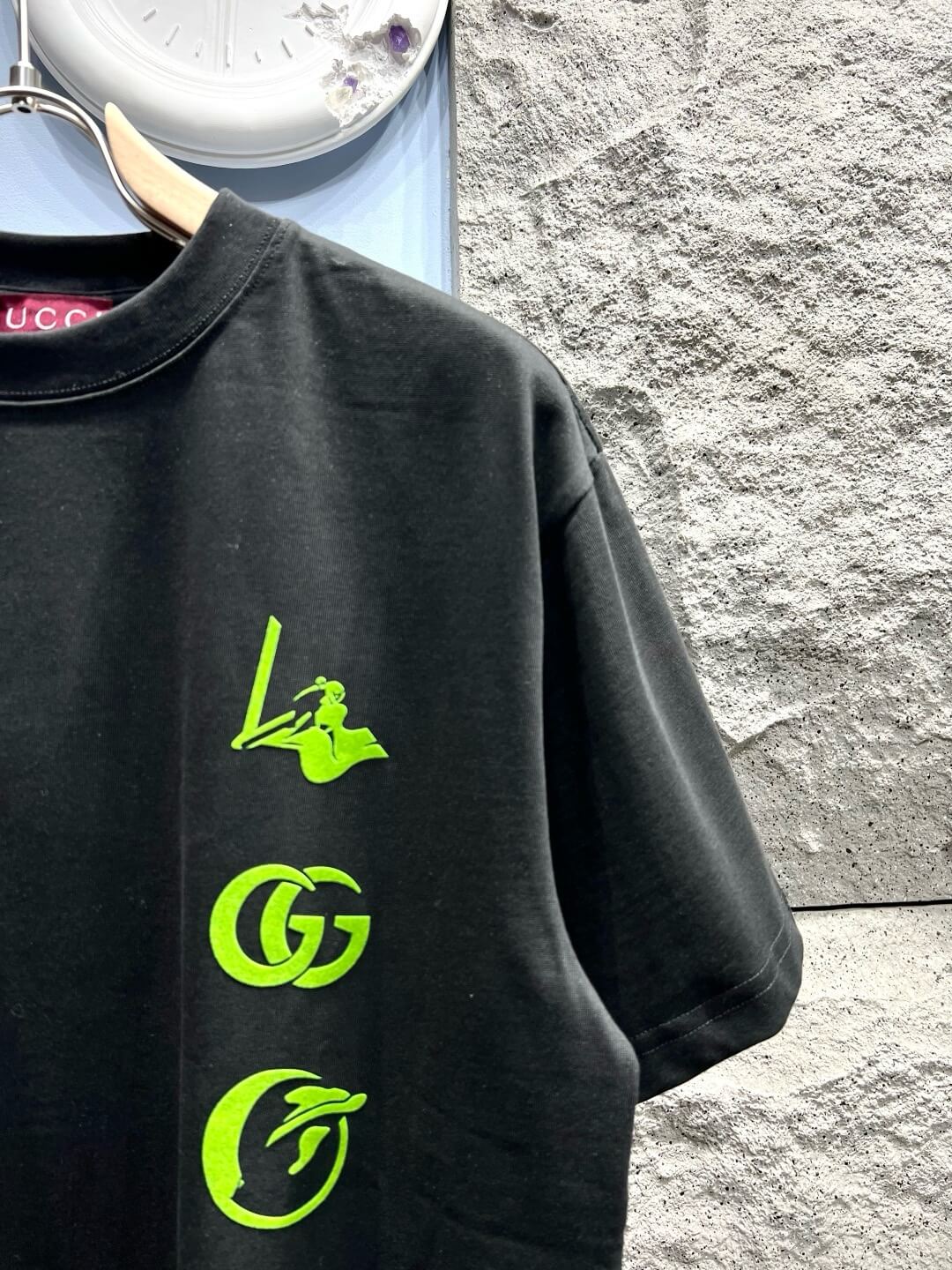 Camiseta con estampado de surfista
