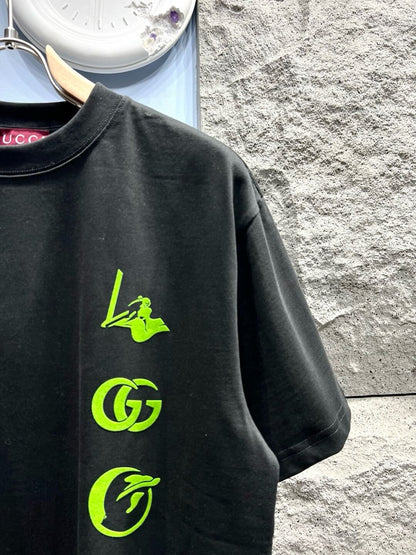 Camiseta con estampado de surfista