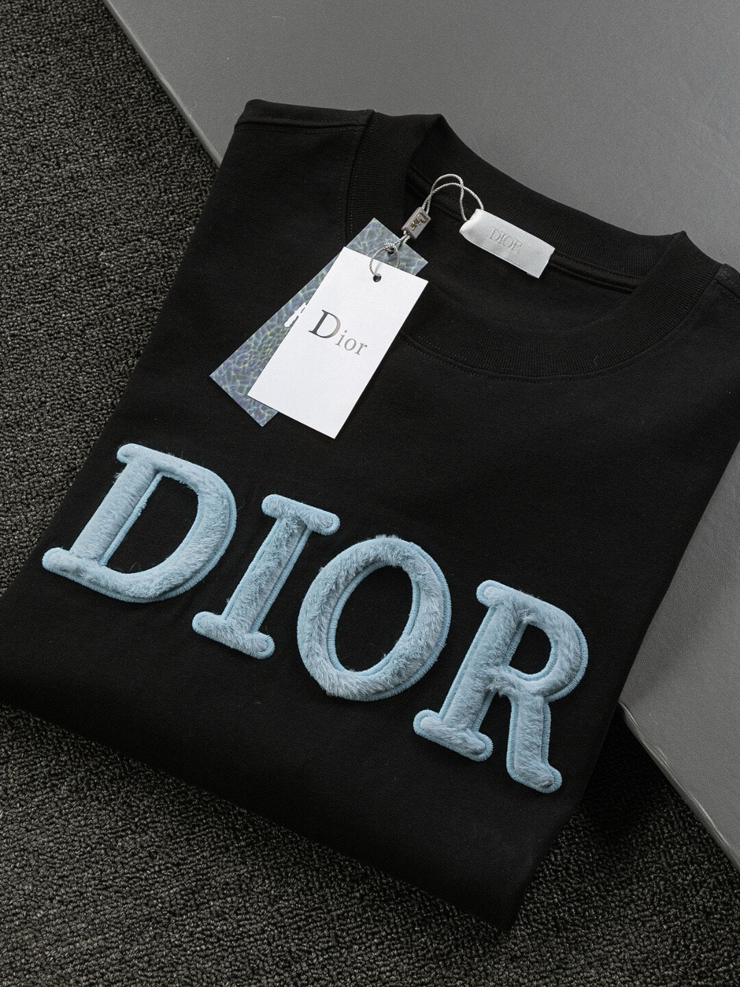 Camiseta con bordado flocado