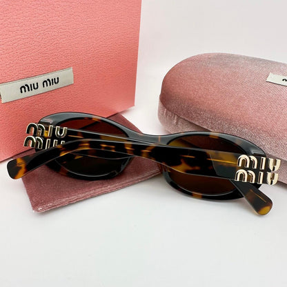 Gafas de sol con diseño de letras de metal