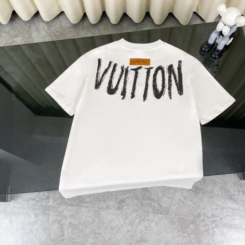 Camiseta con collar, letras y bordado en el pecho