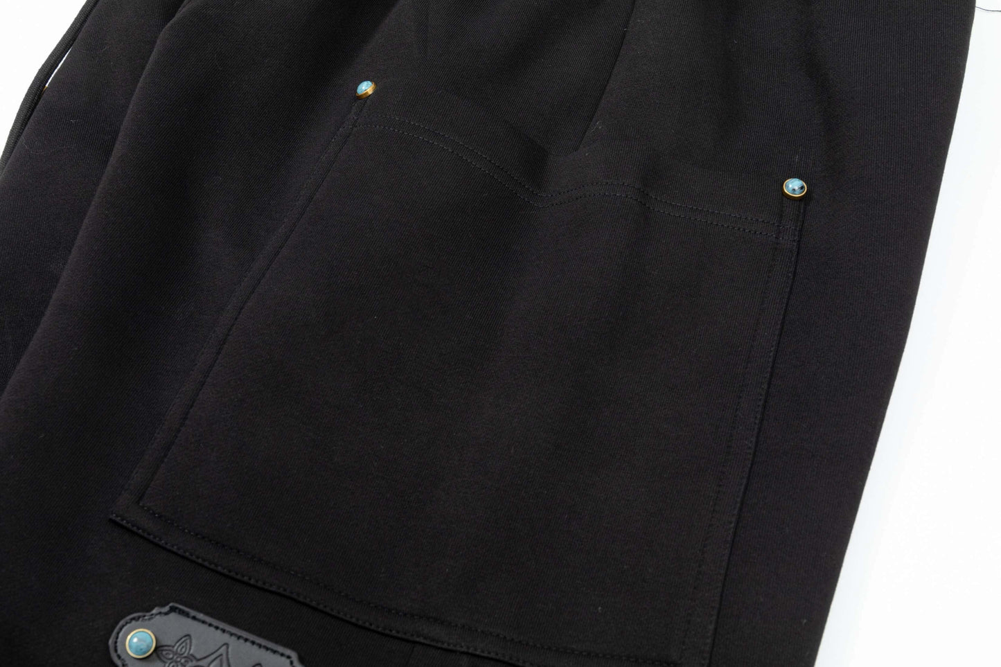 Pantalones cortos con detalle de hebilla turquesa