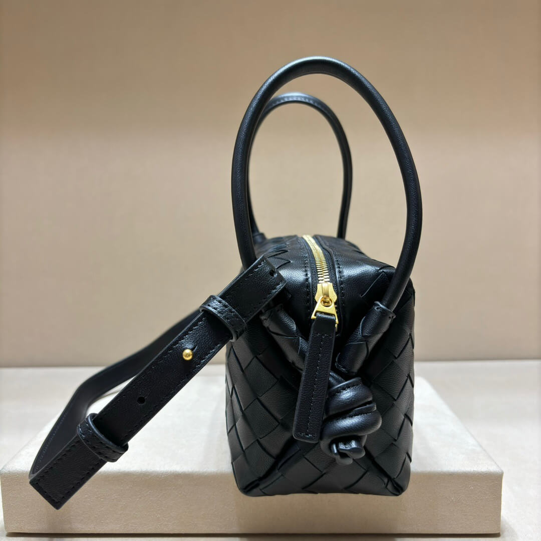 Elegante bolso de hombro de cuero tejido con hebilla de doble anilla
