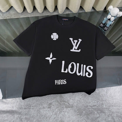Camiseta con letras de grafiti