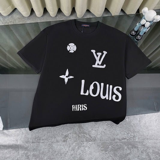 Camiseta con letras de grafiti
