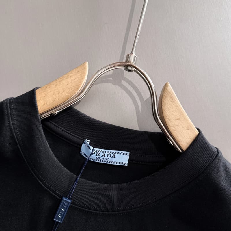 Camiseta minimalista con bordado de patchwork