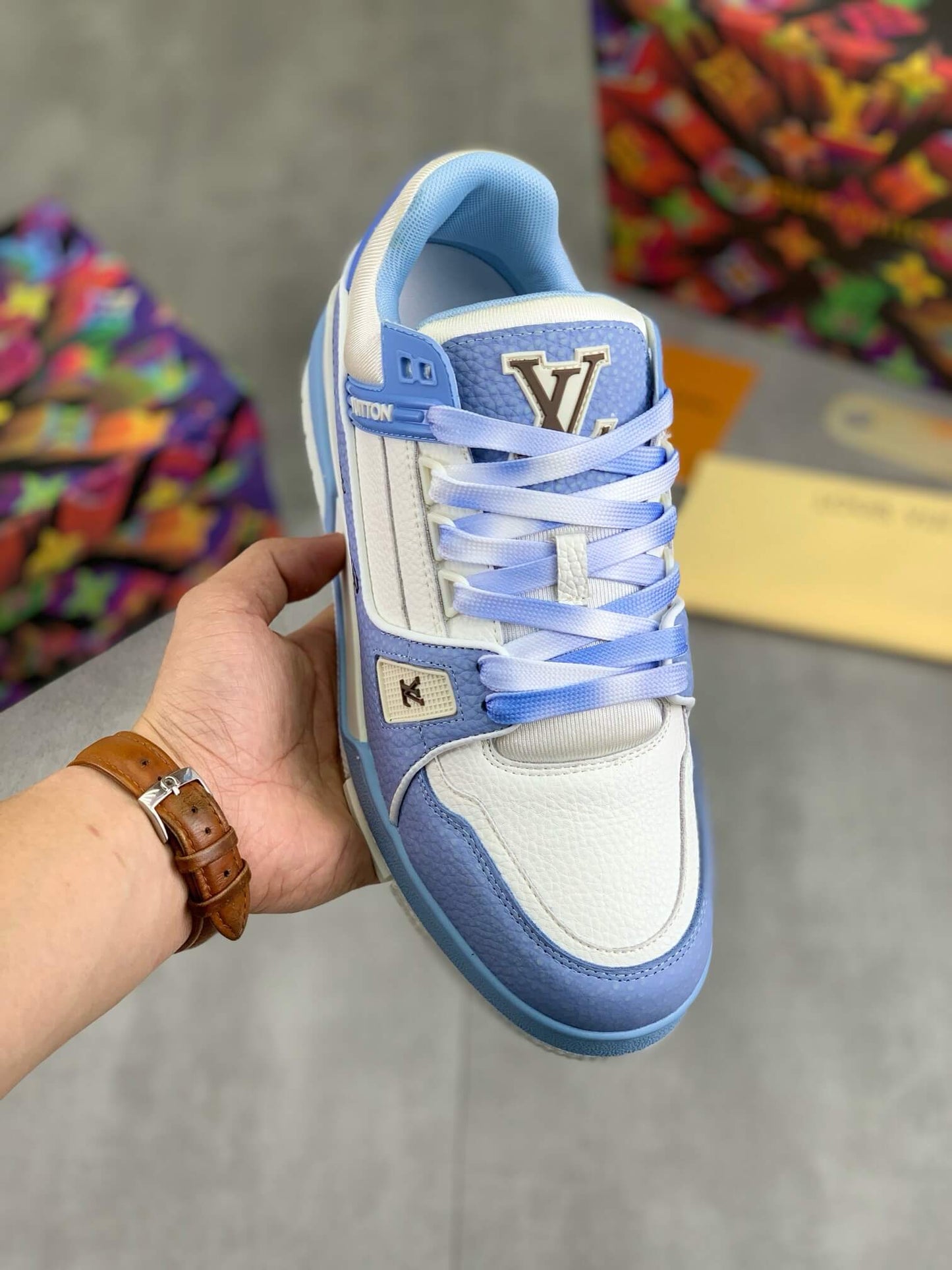 Zapatillas deportivas con bloques de color azul y blanco