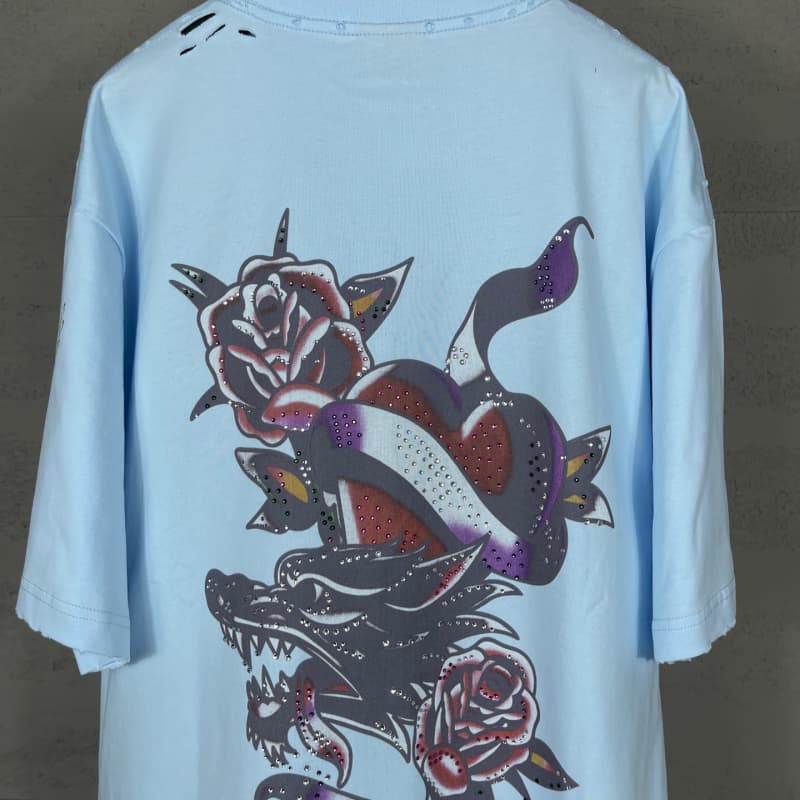 Camiseta con diamantes de imitación destruidos en la parte delantera y trasera