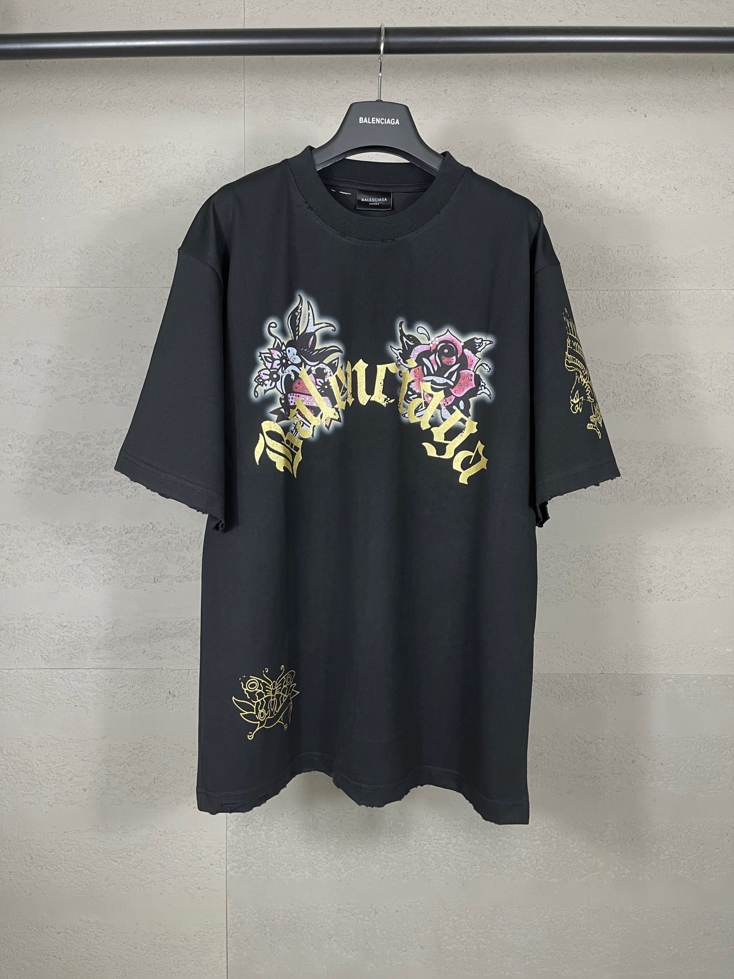 Camiseta con diamantes de imitación destruidos en la parte delantera y trasera