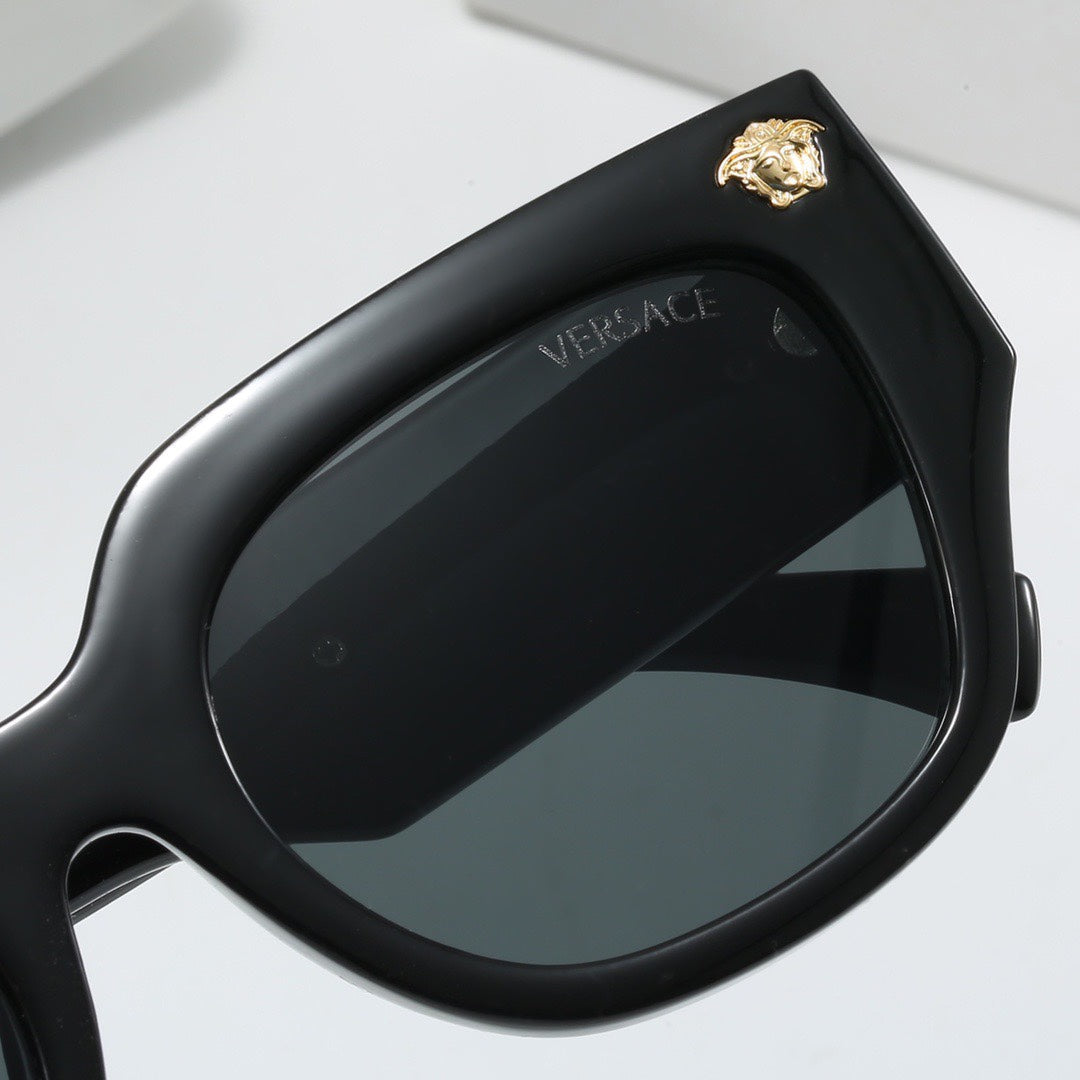 Gafas de sol con montura gruesa