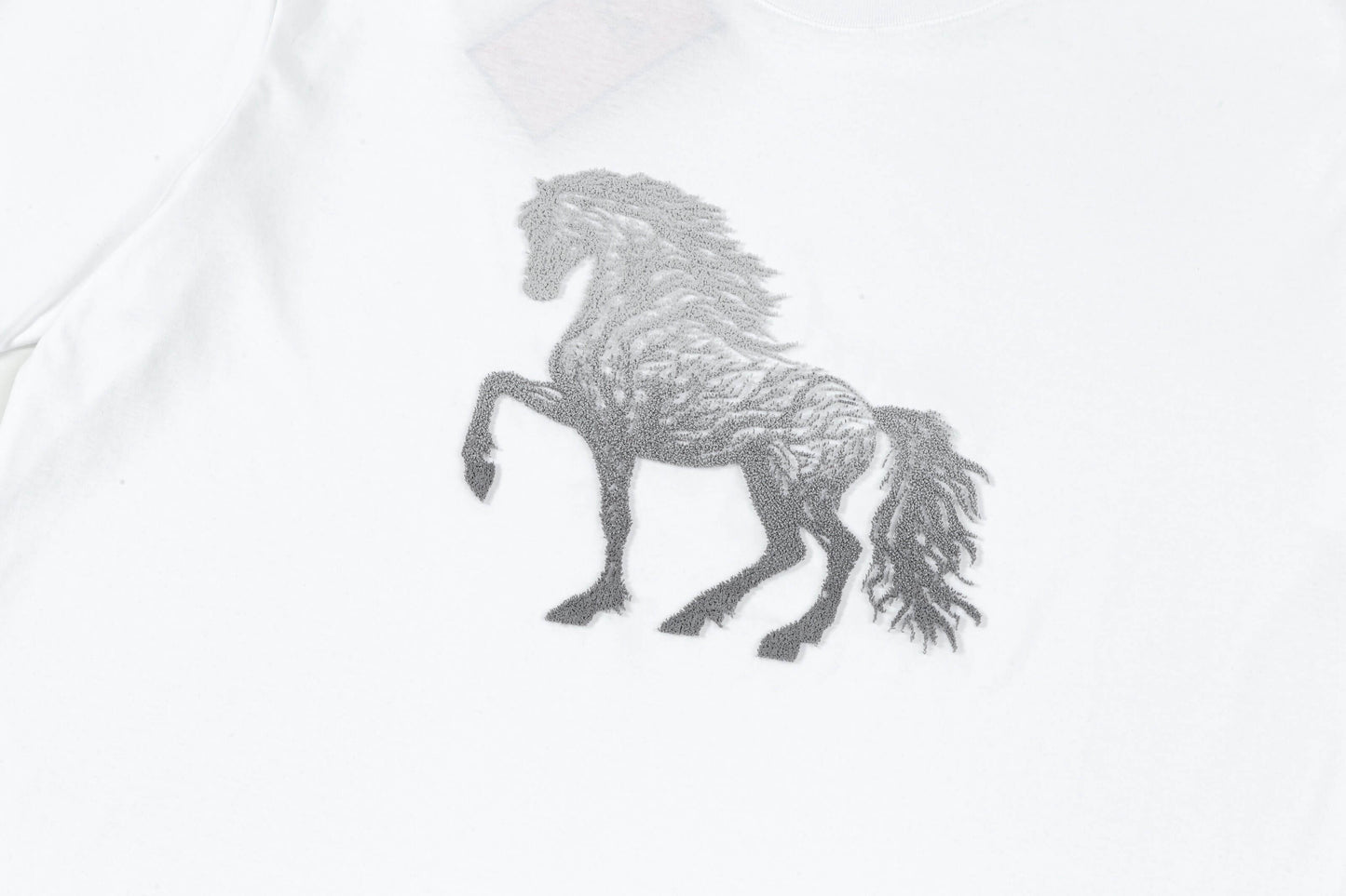 Camiseta con bordado de caballo delicado