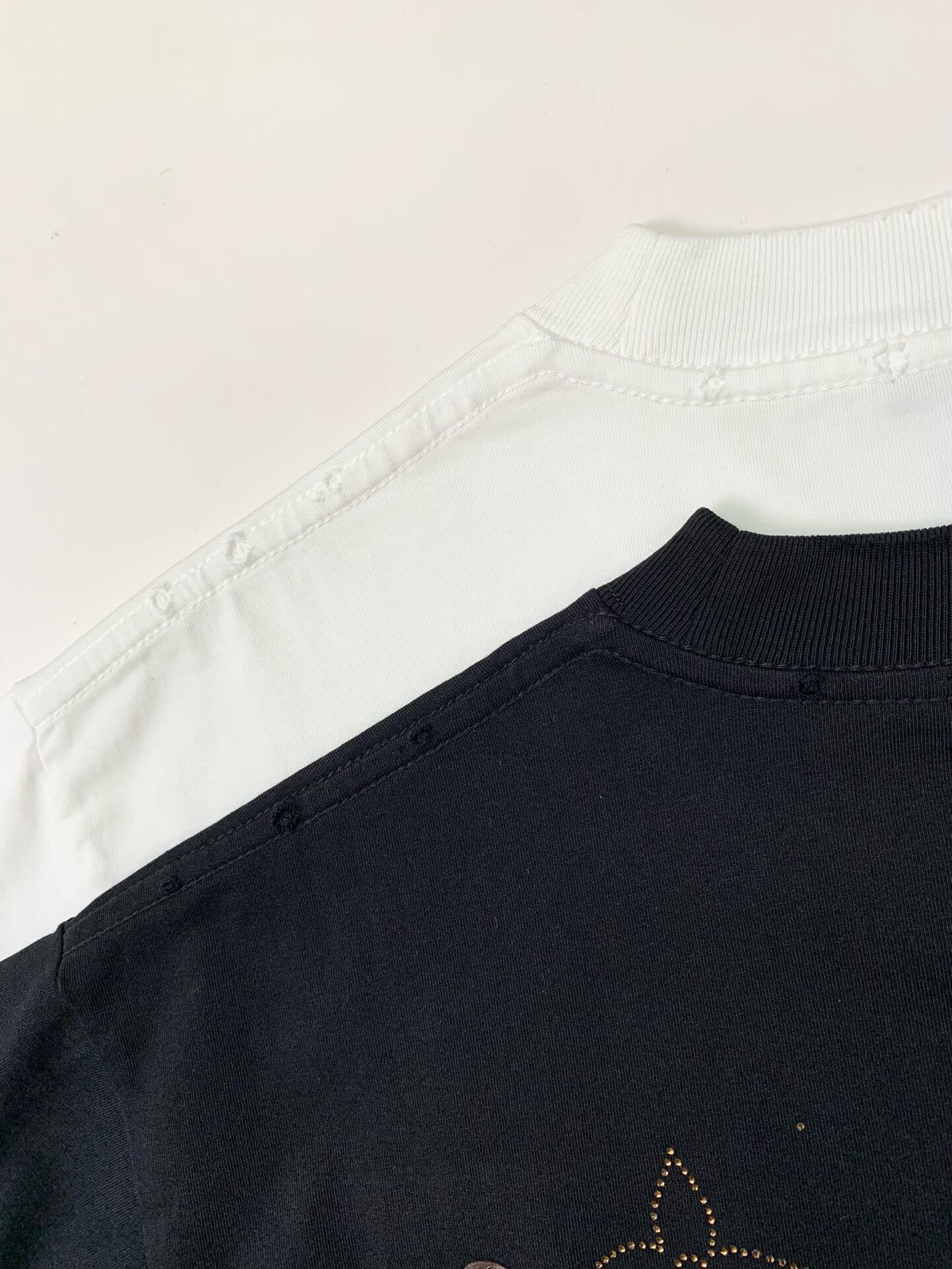 Camiseta con letras de diamantes de imitación