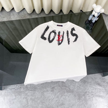 Camiseta con collar, letras y bordado en el pecho