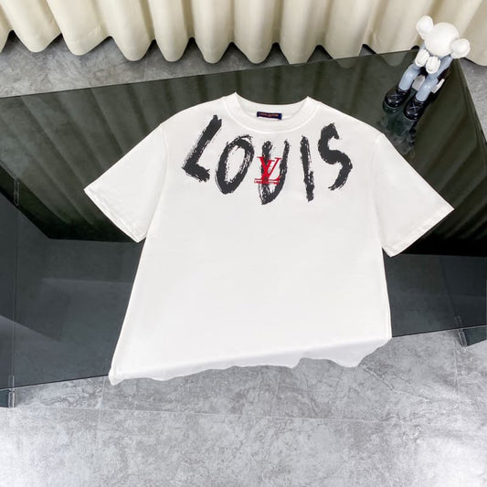 Camiseta con collar, letras y bordado en el pecho