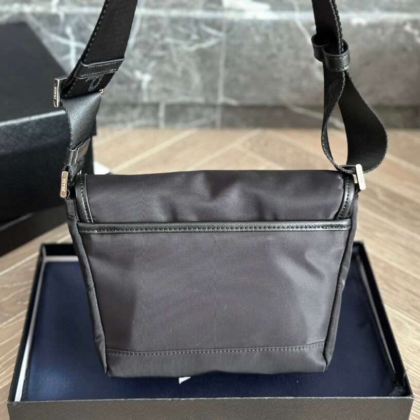Sac messager trapèze inversé en nylon