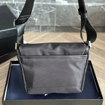 Sac messager trapèze inversé en nylon