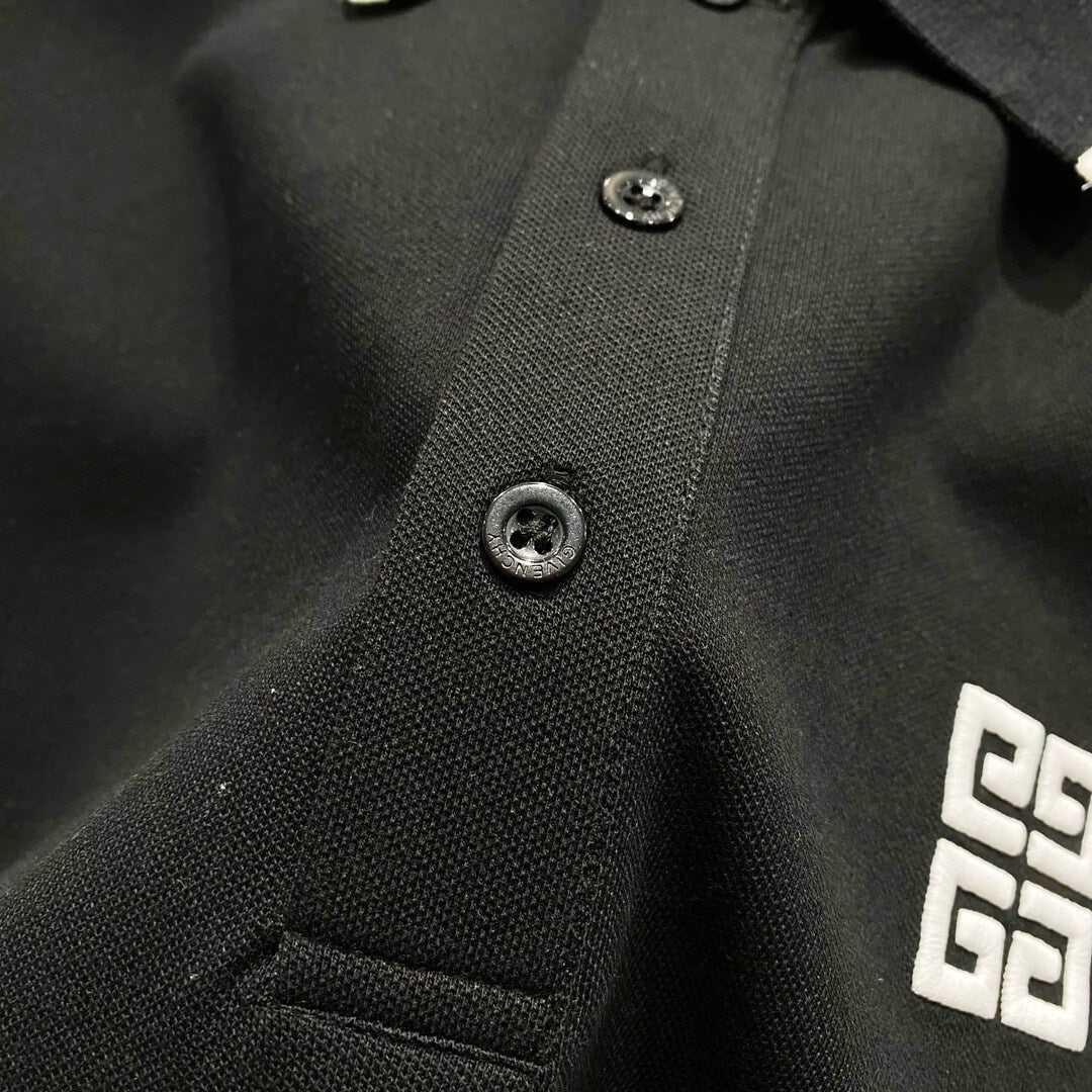 Camiseta polo con bordado cuadrado