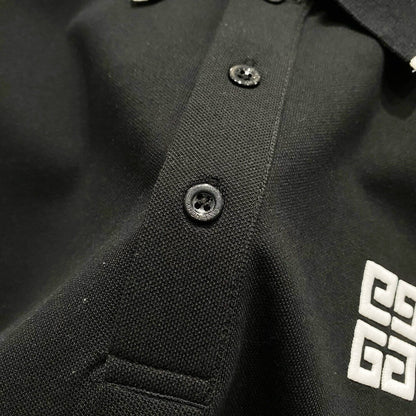 Camiseta polo con bordado cuadrado