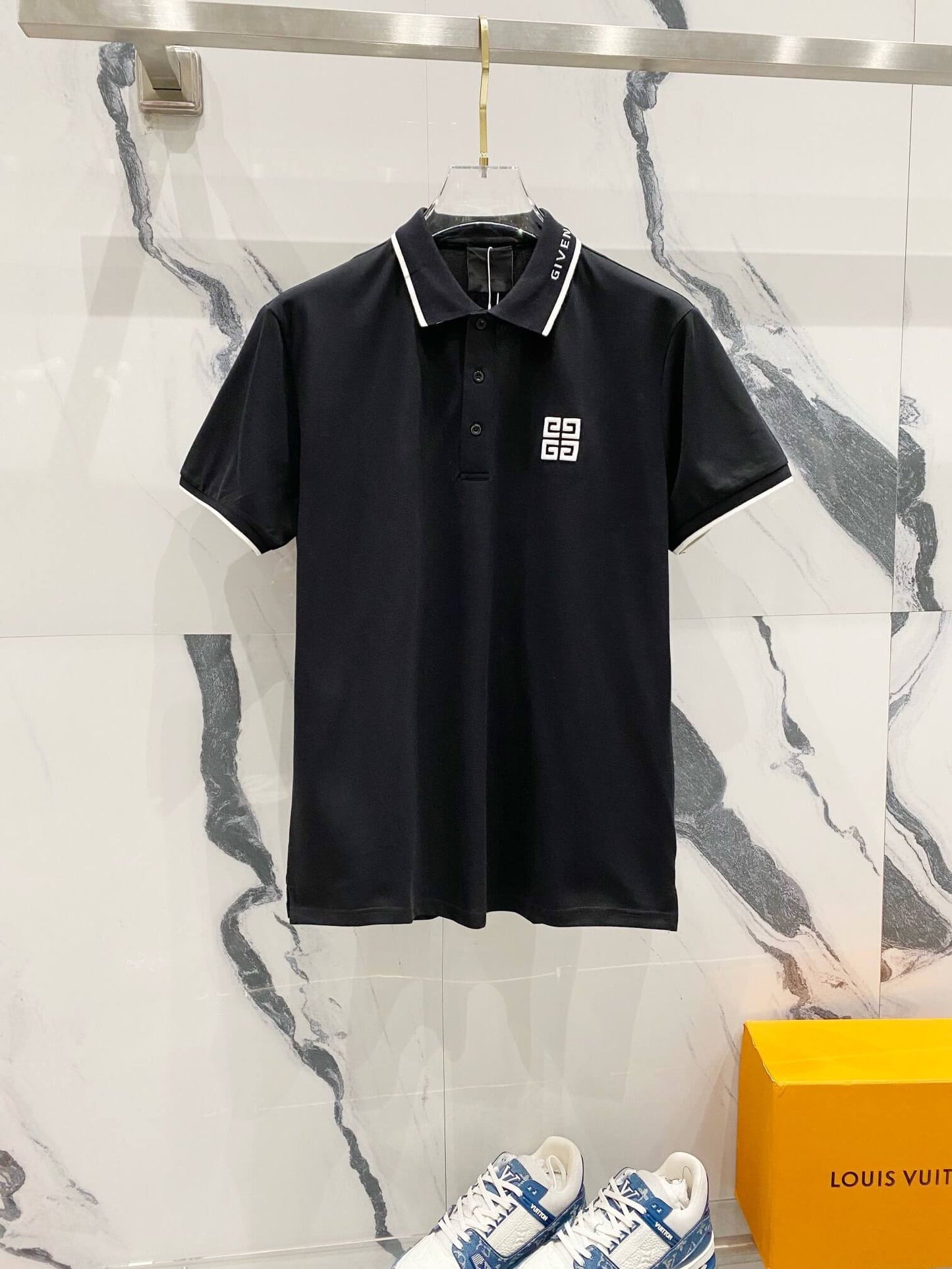 Camiseta polo con bordado cuadrado