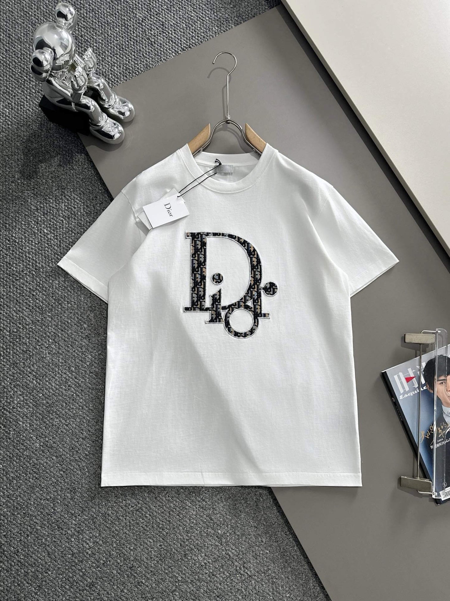 Camiseta bordada con patrón clásico