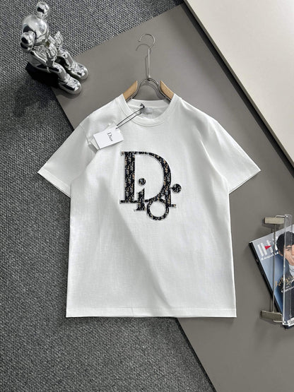 Camiseta bordada con patrón clásico