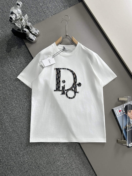 Camiseta bordada con patrón clásico