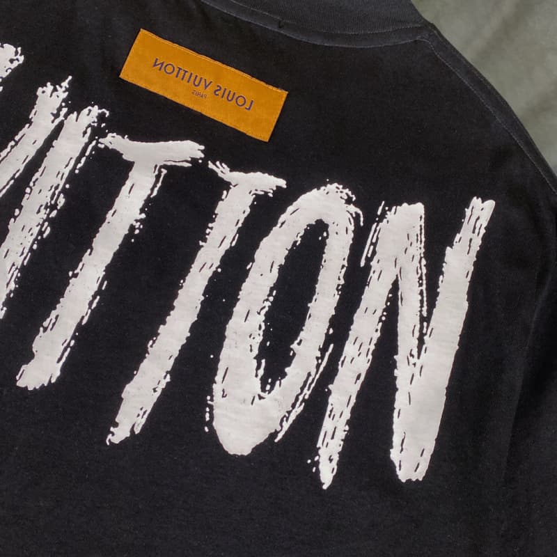 Camiseta con collar, letras y bordado en el pecho