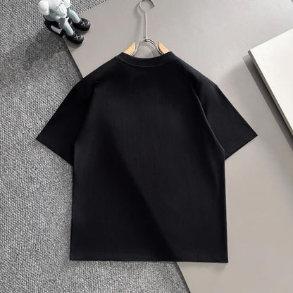 Camiseta minimalista con bordado de patchwork
