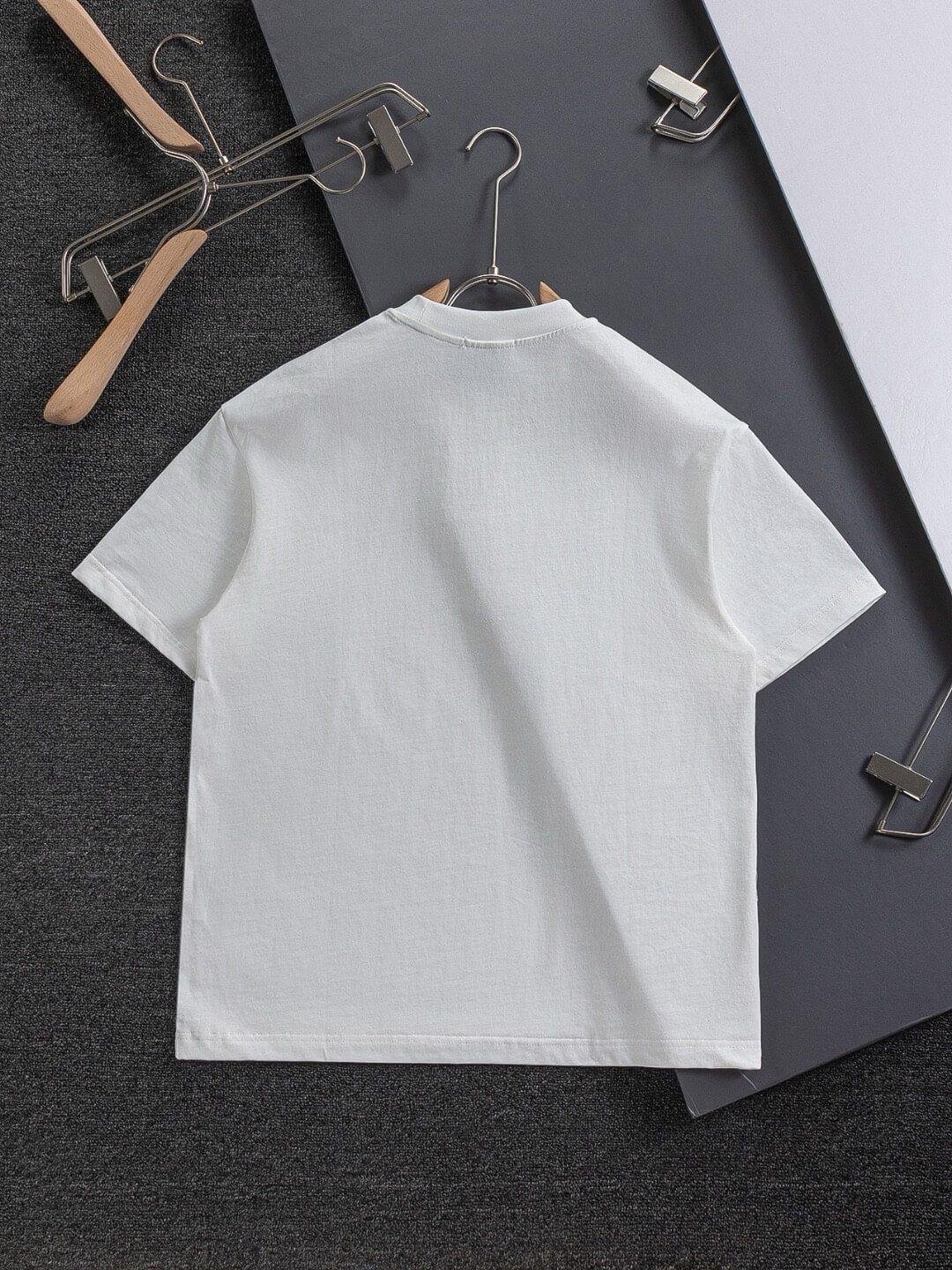 T-shirt brodé de lettres florales