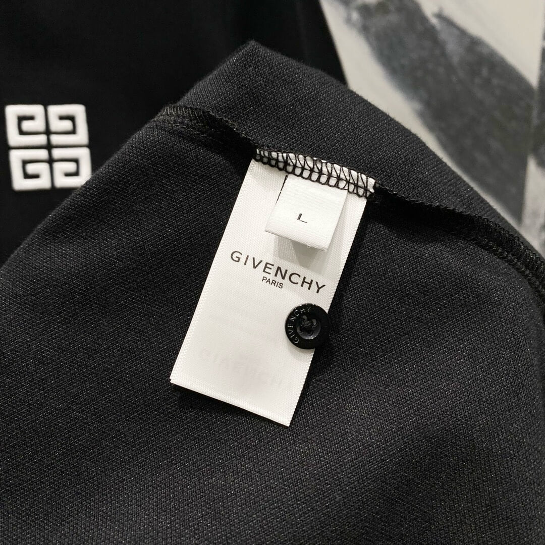 Camiseta polo con bordado cuadrado